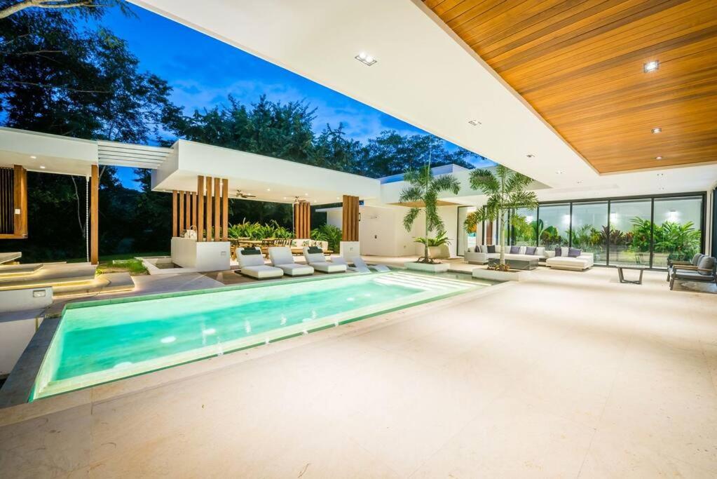 A piscina localizada em Turtle Luxury Villa, Daily Breakfast Included! ou nos arredores
