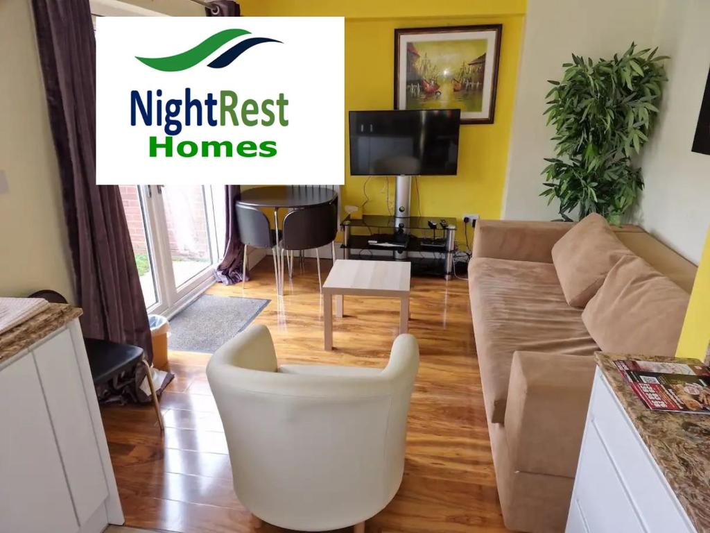 - un salon avec un canapé et une table dans l'établissement NightRest Homes 5 Bedroom House - Smart Tv in Each Room-Parking-Wifi, à Welwyn Garden City
