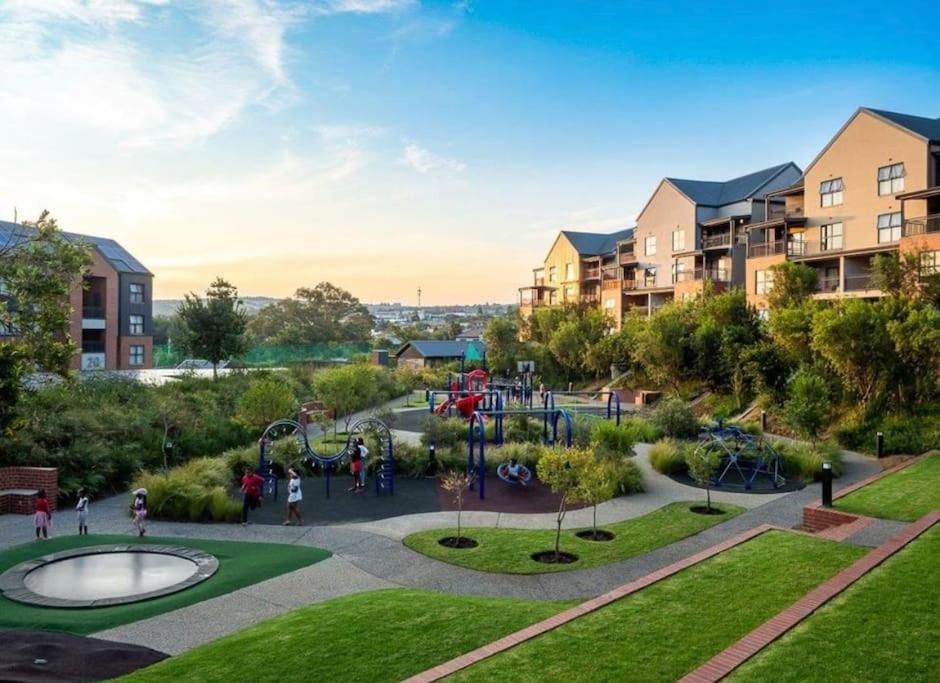 una imagen de un parque con parque infantil en 8 Elizabeth Place - Luxury Apartments , Free Wi-Fi, en Midrand