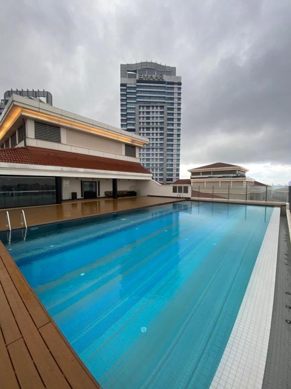 une grande piscine sur le toit d'un bâtiment dans l'établissement Emaar Square Rezidans, à Istanbul