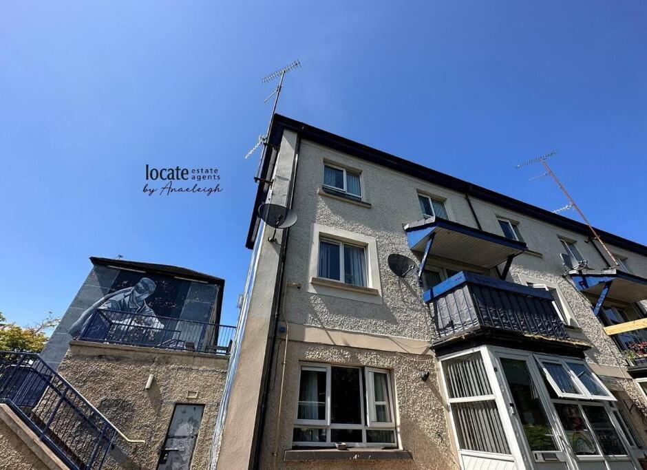 un bâtiment avec une photo d'un homme sur un balcon dans l'établissement Walk to the city center!, à Derry Londonderry