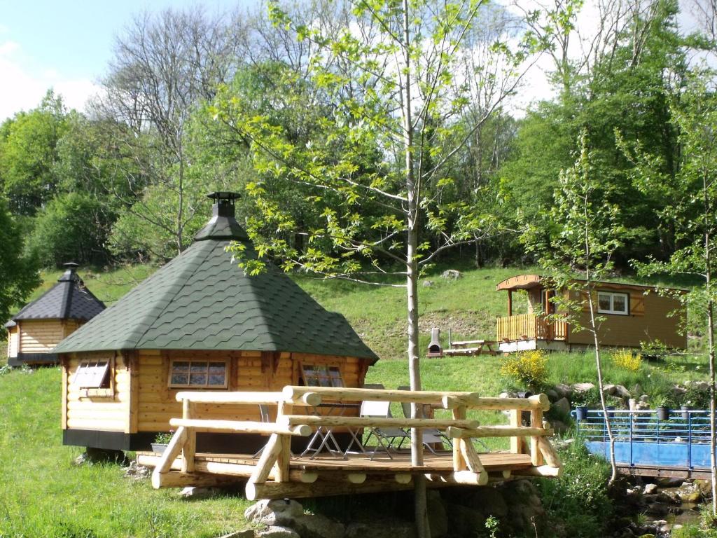 uma pequena cabana de madeira num campo com uma casa em Maison Ferdrupt, 2 pièces, 2 personnes - FR-1-589-441 em Ferdrupt