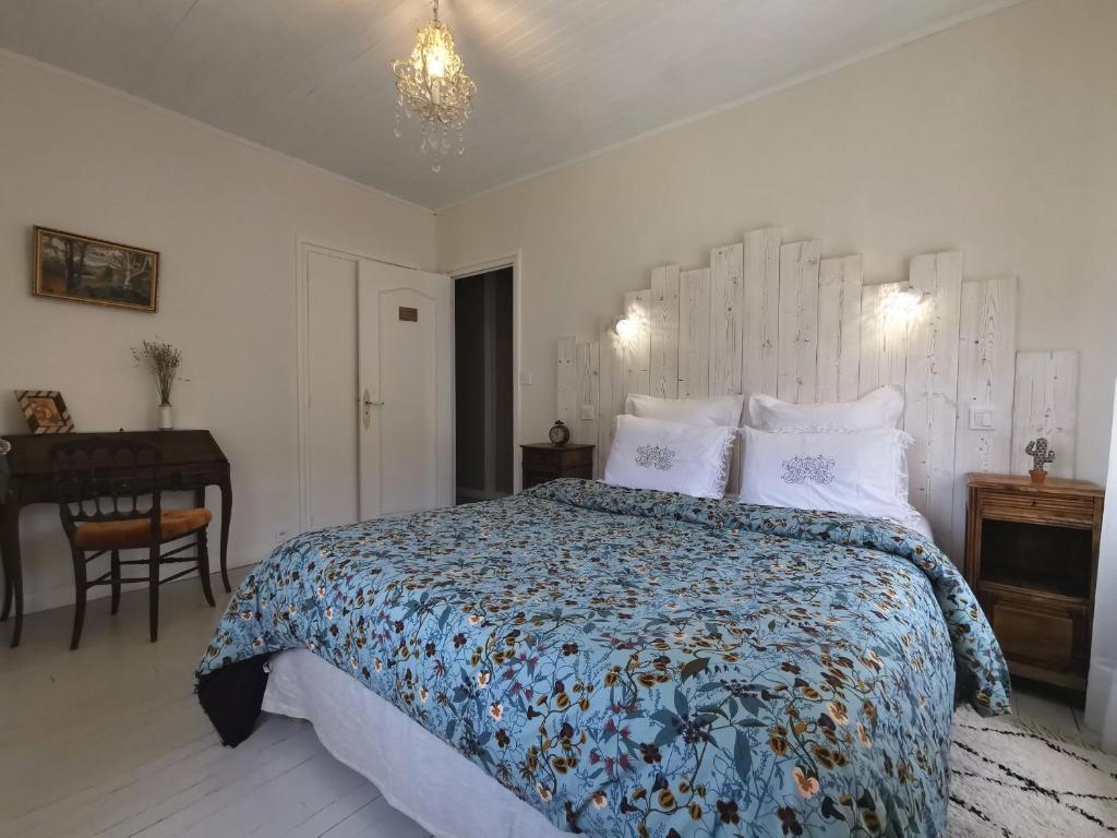 1 dormitorio con 1 cama grande y escritorio en Guestroom Sembadel, 2 pièces, 4 personnes - FR-1-582-465, en Sembadel