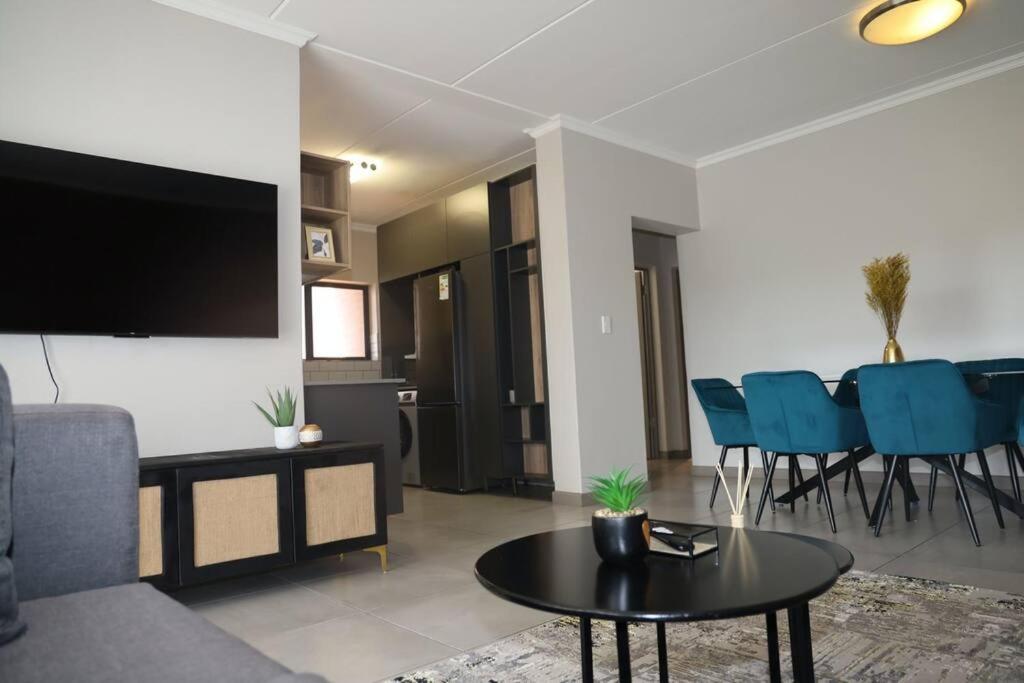 18 Elizabeth Place Luxury Apartments, Free WiFi, Midrand Updated