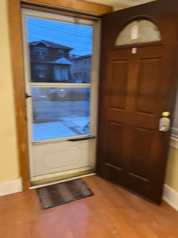 uma porta num quarto com uma janela em 3 bedroom Queens Villgae em Bellerose Terrace