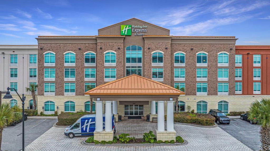 a hotel with a gazebo in front of a building at Holiday Inn Express and Suites North Charleston, an IHG Hotel in Charleston