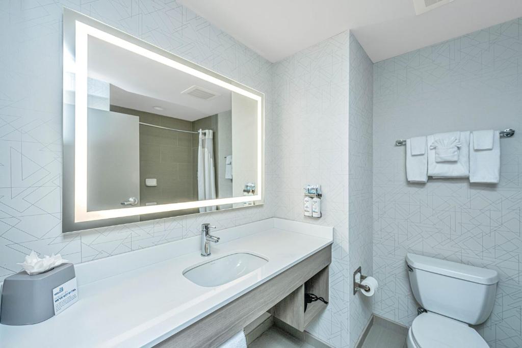 Holiday Inn Express & Suites Charleston Arpt-Conv Ctr Area by IHG photo