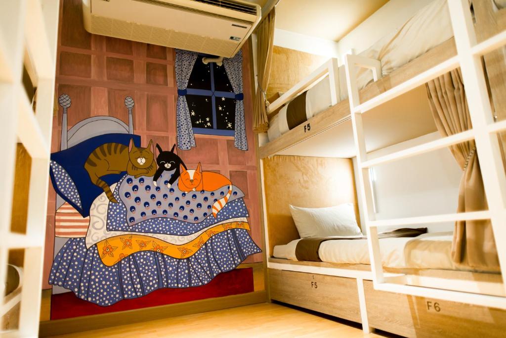 Postel nebo postele na pokoji v ubytování Chiangmai Midpoint Activity Hostel
