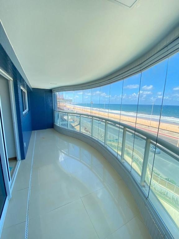 Habitación con vistas a la playa y al océano. en Apartamento beira mar Salvador Bahia, en Salvador