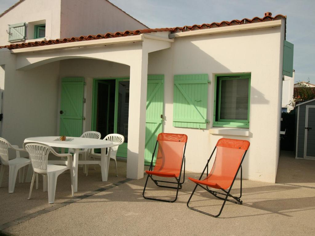 a table and chairs in front of a house at Maison La Tranche-sur-Mer, 2 pièces, 4 personnes - FR-1-22-182 in La Tranche-sur-Mer