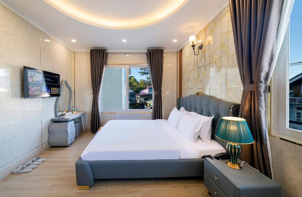 Postel nebo postele na pokoji v ubytování Savio Hotel Trieu Viet Vuong