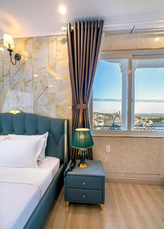 Postel nebo postele na pokoji v ubytování Savio Hotel Trieu Viet Vuong