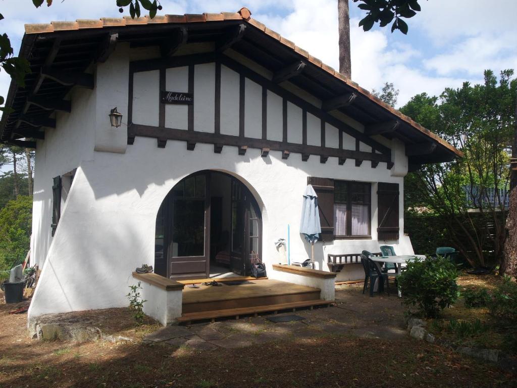ein kleines weißes Haus mit einer Veranda und einem Tisch in der Unterkunft Maison Arcachon, 3 pièces, 5 personnes - FR-1-319-383 in Arcachon