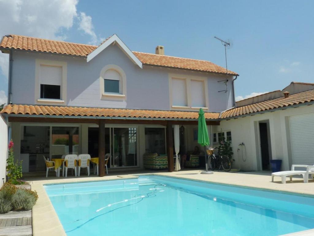 une villa avec piscine devant une maison dans l'établissement Maison Confort pour 8 avec Piscine Sécurisée, Wifi, à 100m de la Plage, Châtelaillon-Plage - FR-1-535-16, à Châtelaillon-Plage