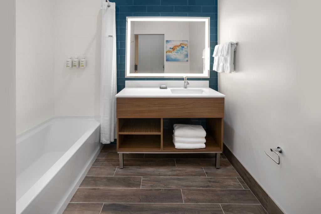 La Quinta Inn & Suites by Wyndham Williston Burlington photo