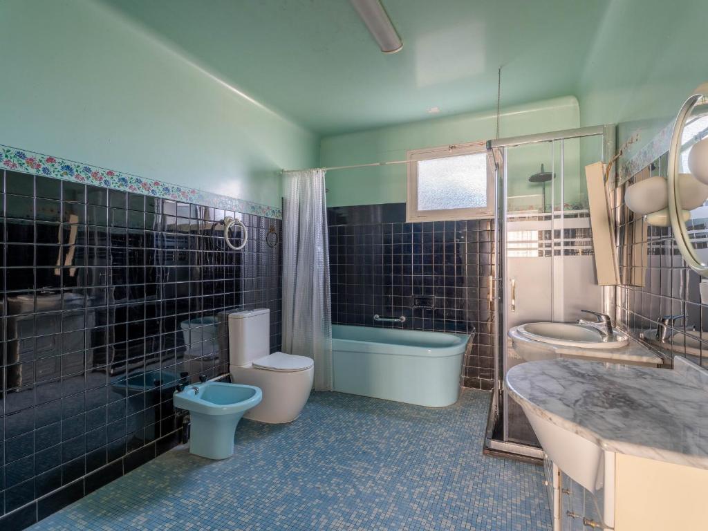 a bathroom with a toilet and a tub and a sink at Maison Mimizan, 4 pièces, 6 personnes - FR-1-50-93 in Mimizan