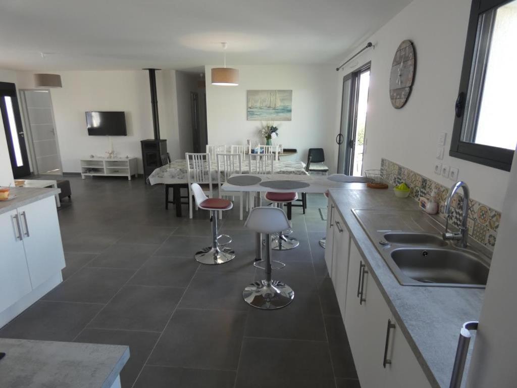 Kuchyňa alebo kuchynka v ubytovaní Maison 85m² à Notre-Dame-de-Monts, 7 pers, proche plage, 3 chambres, terrasse, activités nautiques - FR-1-540-150