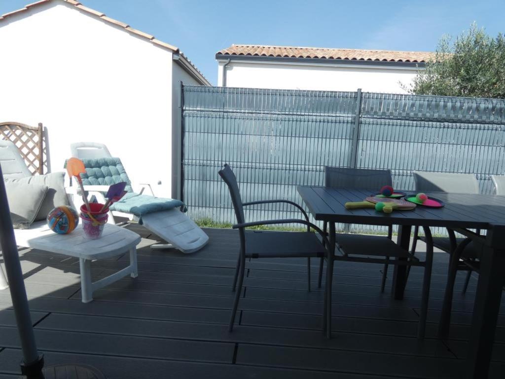 Balkón alebo terasa v ubytovaní Maison 85m² à Notre-Dame-de-Monts, 7 pers, proche plage, 3 chambres, terrasse, activités nautiques - FR-1-540-150