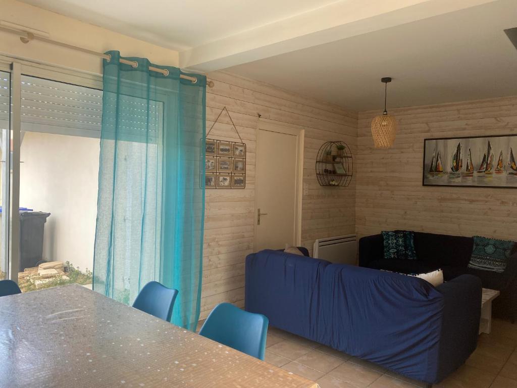 Posedenie v ubytovaní Maison proche centre et plage avec Wifi, 4 chambres - FR-1-22-337