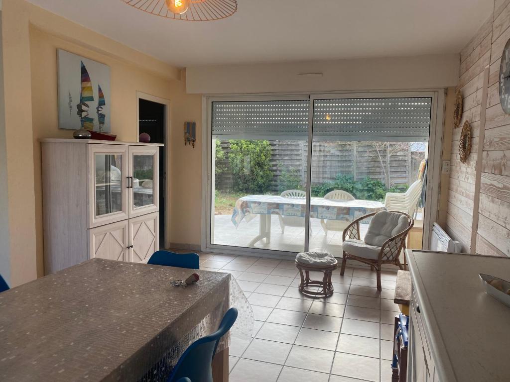Posedenie v ubytovaní Maison proche centre et plage avec Wifi, 4 chambres - FR-1-22-337
