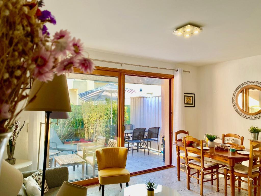 Posedenie v ubytovaní Appartement calme à 3 min de la plage avec terrasse, parking et WIFI - FR-1-714-1