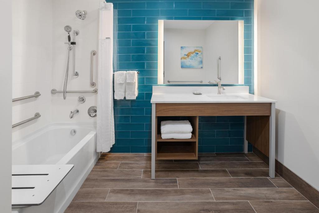 La Quinta Inn & Suites by Wyndham Williston Burlington photo