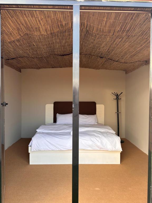 Postel nebo postele na pokoji v ubytování Royal desert camp