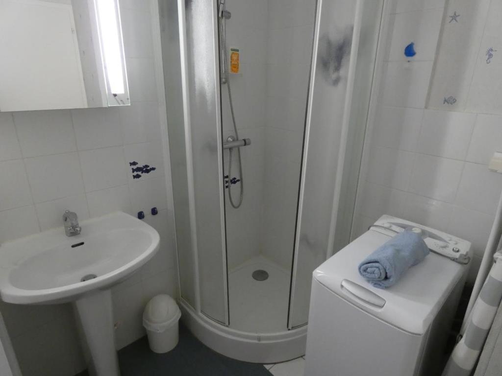 Kúpeľňa v ubytovaní Appartement bord de mer à Notre Dame de Monts - 38m², 4 pers, animaux admis - FR-1-540-250