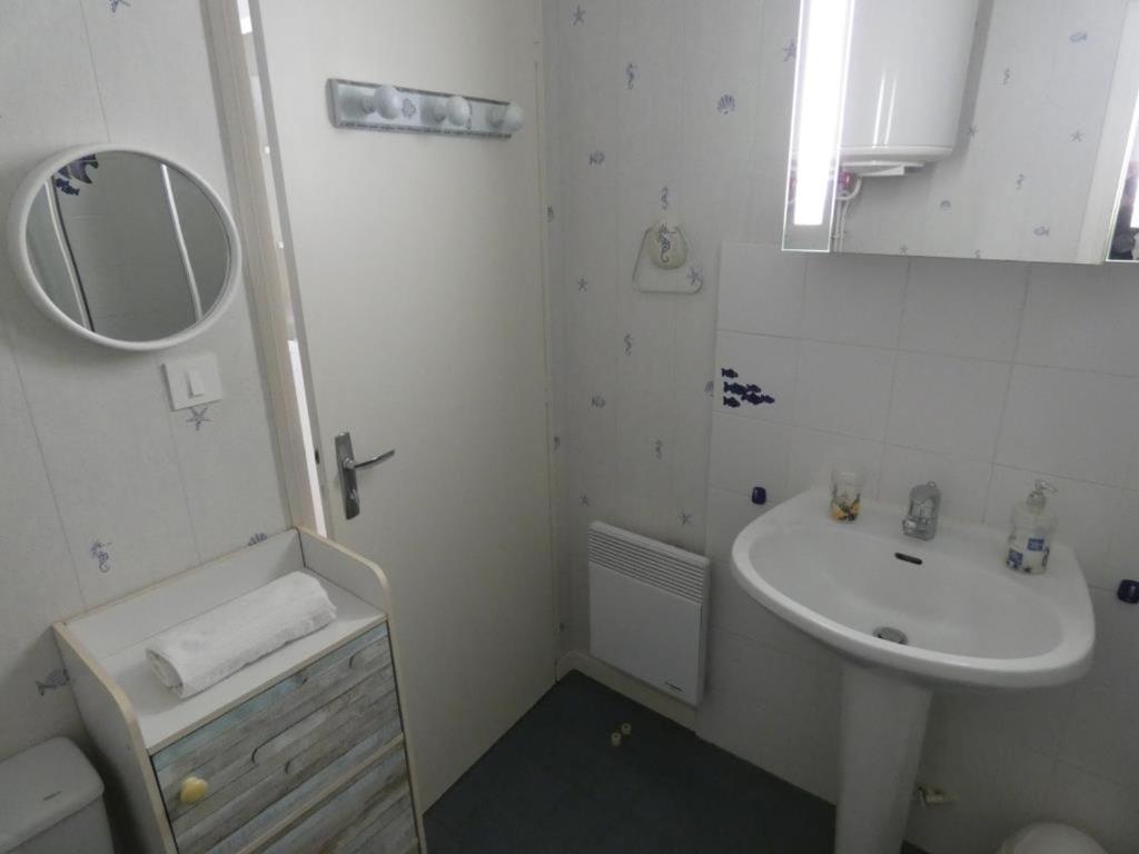 Kúpeľňa v ubytovaní Appartement bord de mer à Notre Dame de Monts - 38m², 4 pers, animaux admis - FR-1-540-250