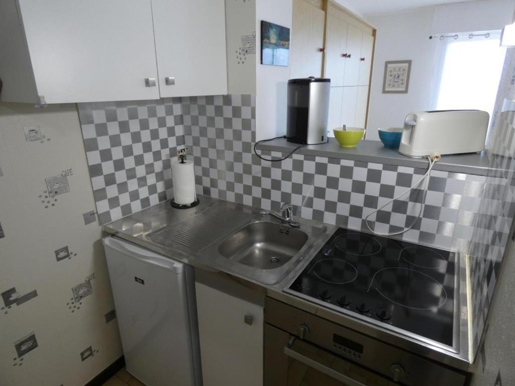 Kuchyňa alebo kuchynka v ubytovaní Appartement bord de mer à Notre Dame de Monts - 38m², 4 pers, animaux admis - FR-1-540-250