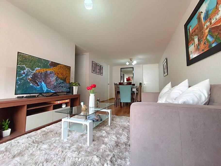 un soggiorno con divano e tavolo di Cálido apartamento, acogedor a Cuzco