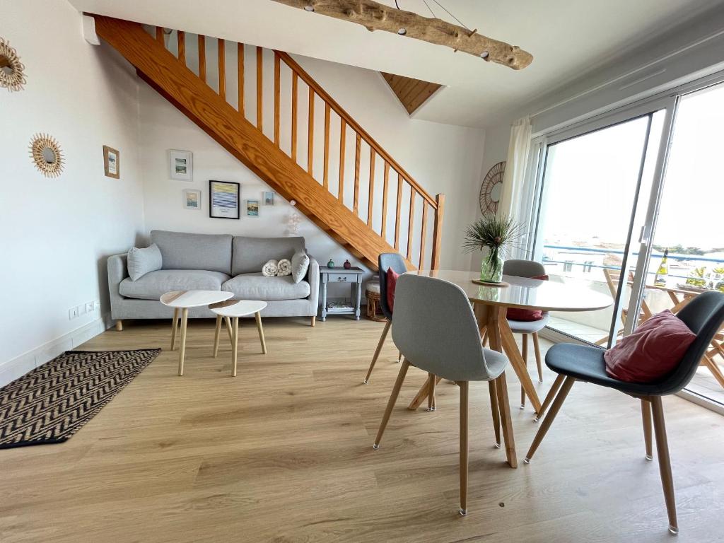 un salon avec un canapé et une table dans l'établissement Duplex lumineux à St-Brevin, proche plage et commerces, parking fermé, 2/3 pers - FR-1-364-151, à Saint-Brévin-les-Pins