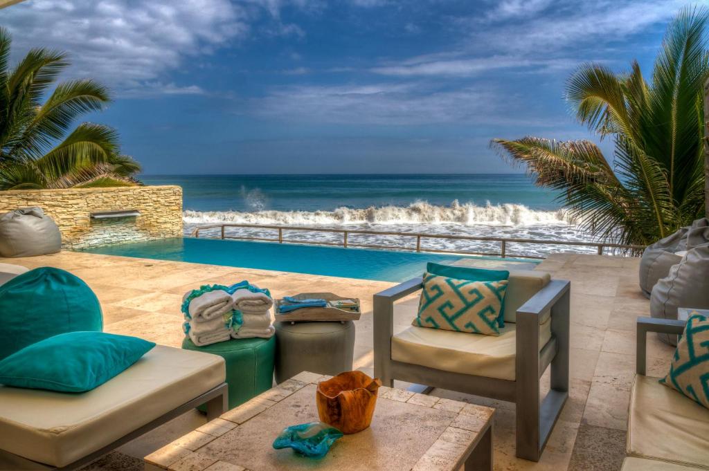 Bazén v ubytování DCO Suites Lounge & Spa nebo v jeho okolí