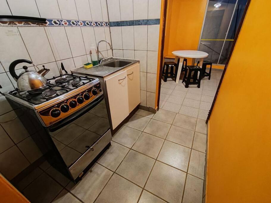 uma cozinha com um fogão e um lavatório em Departamento entrada privada em San Pedro de Atacama