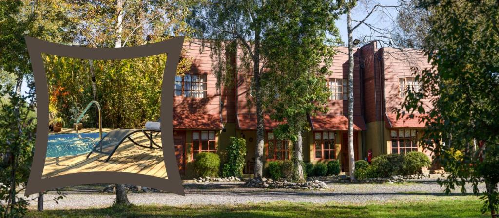 una casa con un parque infantil delante de ella en El Boldo Magico, en Pucón