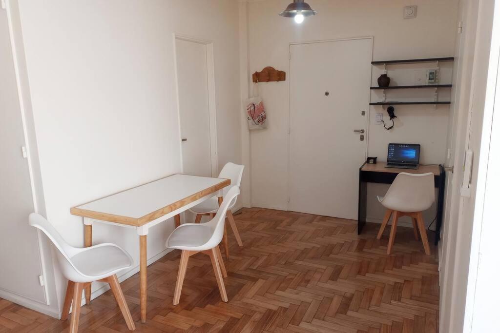 d'une salle à manger avec une table, des chaises et un bureau. dans l'établissement Confortable departamento en Retiro, à Buenos Aires