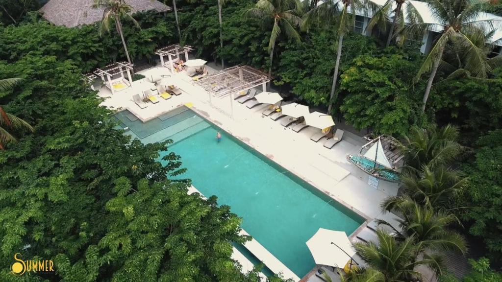 una vista aérea de una piscina en un complejo en Summer Luxury Beach Resort & Spa en Baan Tai