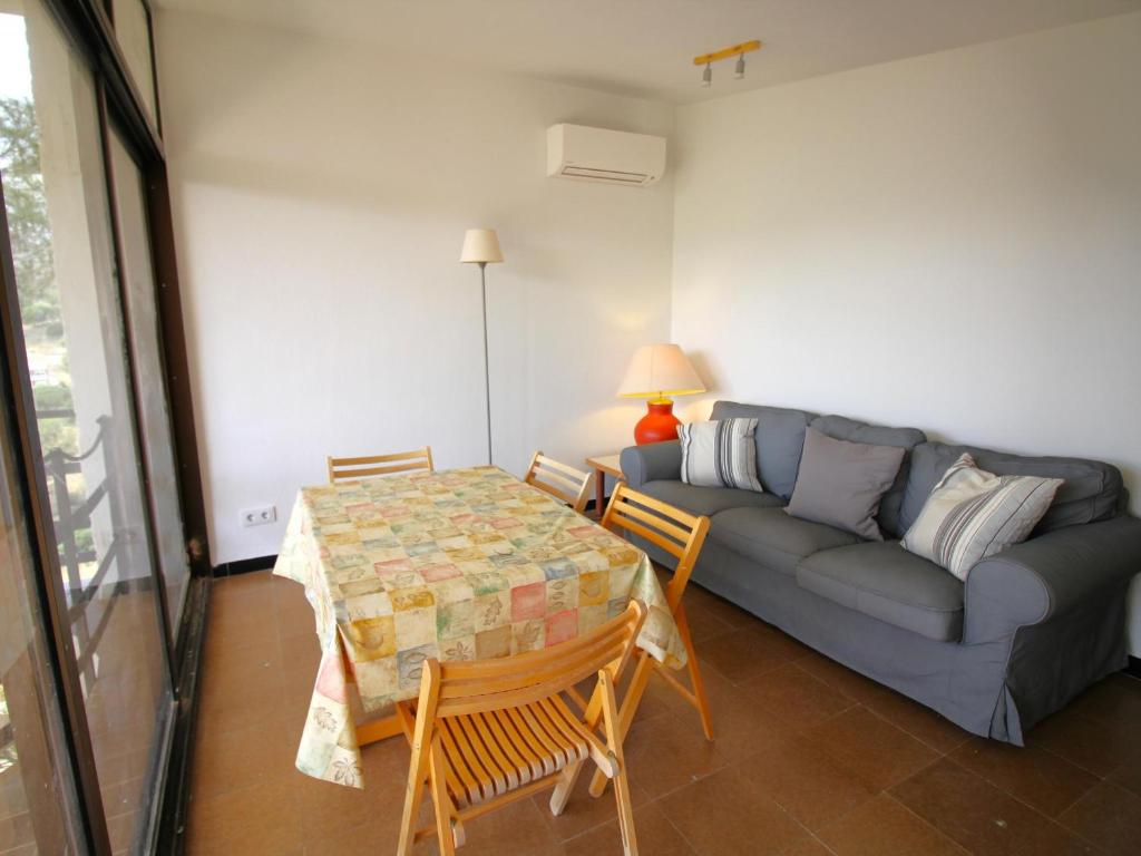 Posezení v ubytování POMPEU FABRA - Apartamento luminoso a 300 m. de la playa de Grifeu. - ES-228-26