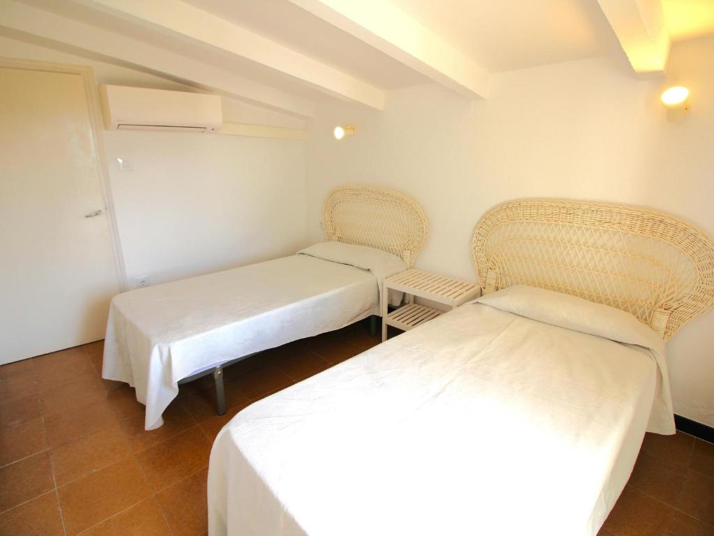 Postel nebo postele na pokoji v ubytování POMPEU FABRA - Apartamento luminoso a 300 m. de la playa de Grifeu. - ES-228-26