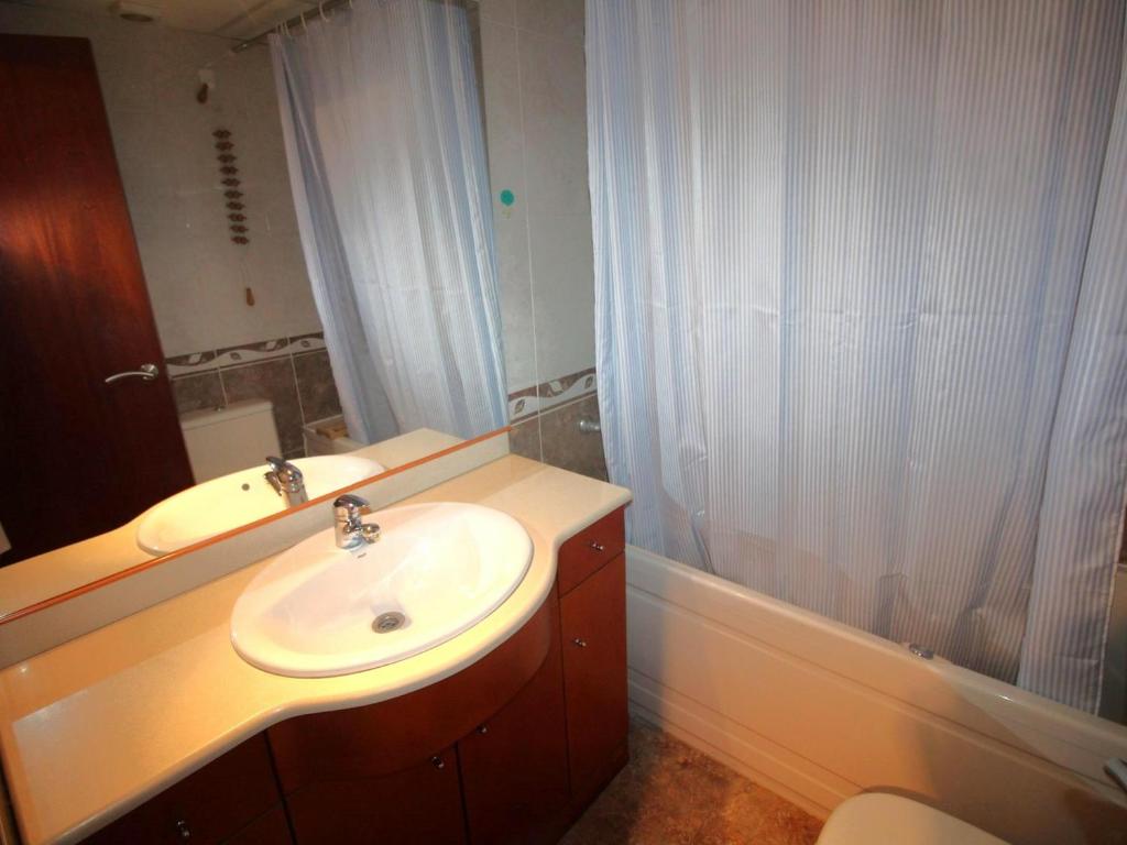 Koupelna v ubytování EMPORDÀ 12 - Apartamento con vistas a la motaña, ascensor y garage. - ES-228-78