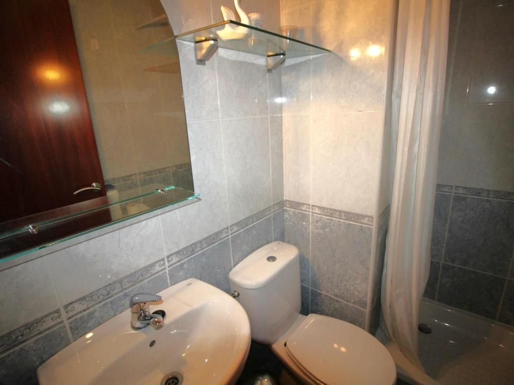 Koupelna v ubytování EMPORDÀ 12 - Apartamento con vistas a la motaña, ascensor y garage. - ES-228-78