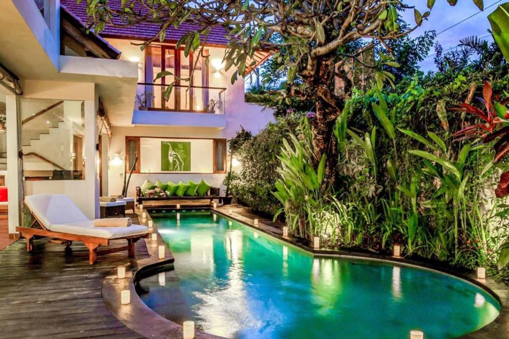 una piscina en medio de una casa en Sunset Beach Villa Zanzibar, 