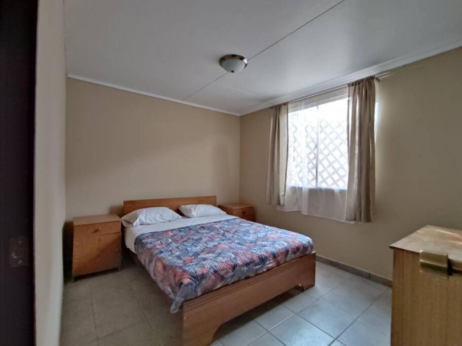 um quarto com uma cama e uma janela em departamento independiente, cerca de todo em San Pedro de Atacama