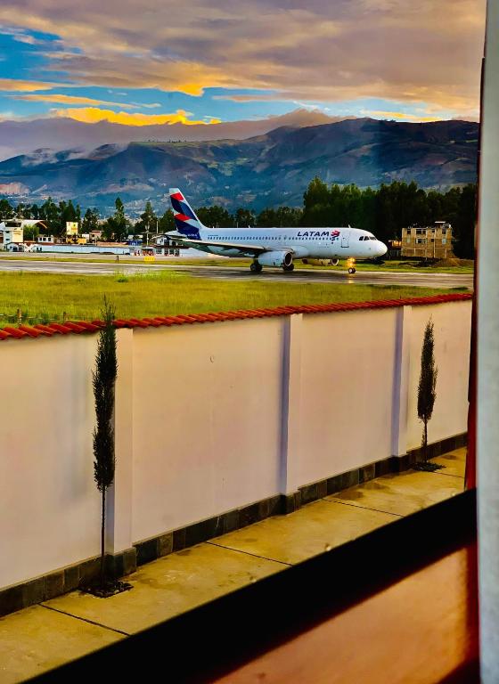 een vliegtuig op de startbaan op een luchthaven bij Hotel Valle Verde in Cajamarca