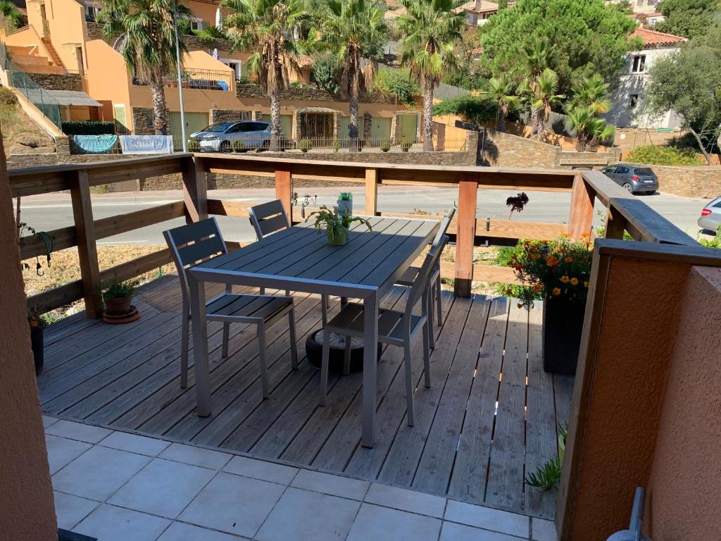 Un balcon sau o terasă la APPARTEMENT 6 PERS CLIMATISÉ - CENTRE VILLE À 15 MIN DE LA MER - 75M2 - 3 CHAMBRES - TERRASSE -CALME - PARKING