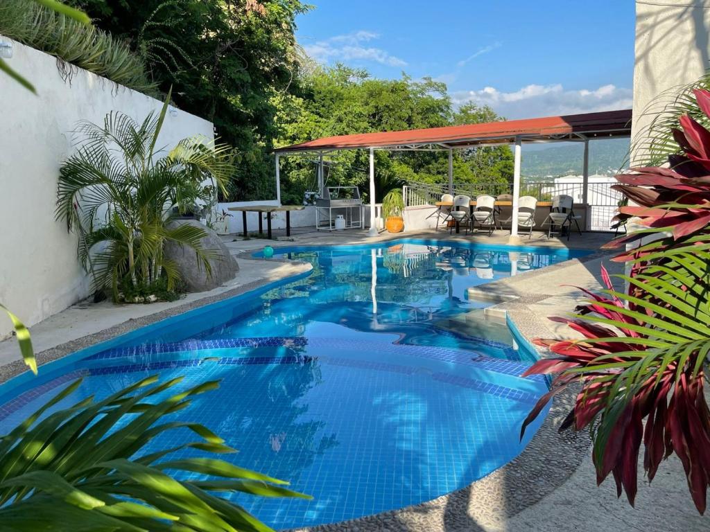 - une piscine d'eau bleue dans l'arrière-cour dans l'établissement V1 DELUXE, à Manzanillo