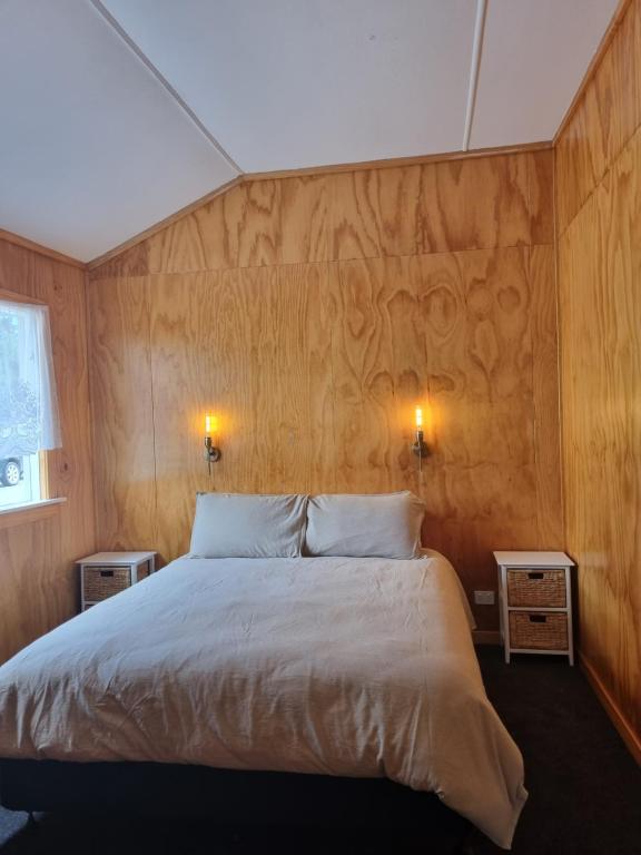 เตียงในห้องที่ Burkes Pass Country Motels