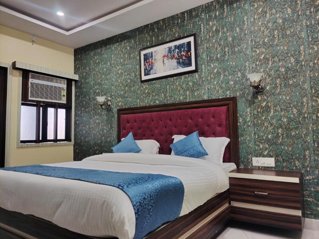 的住宿－REVATI MAHAL，一间卧室配有一张带蓝色枕头的大床