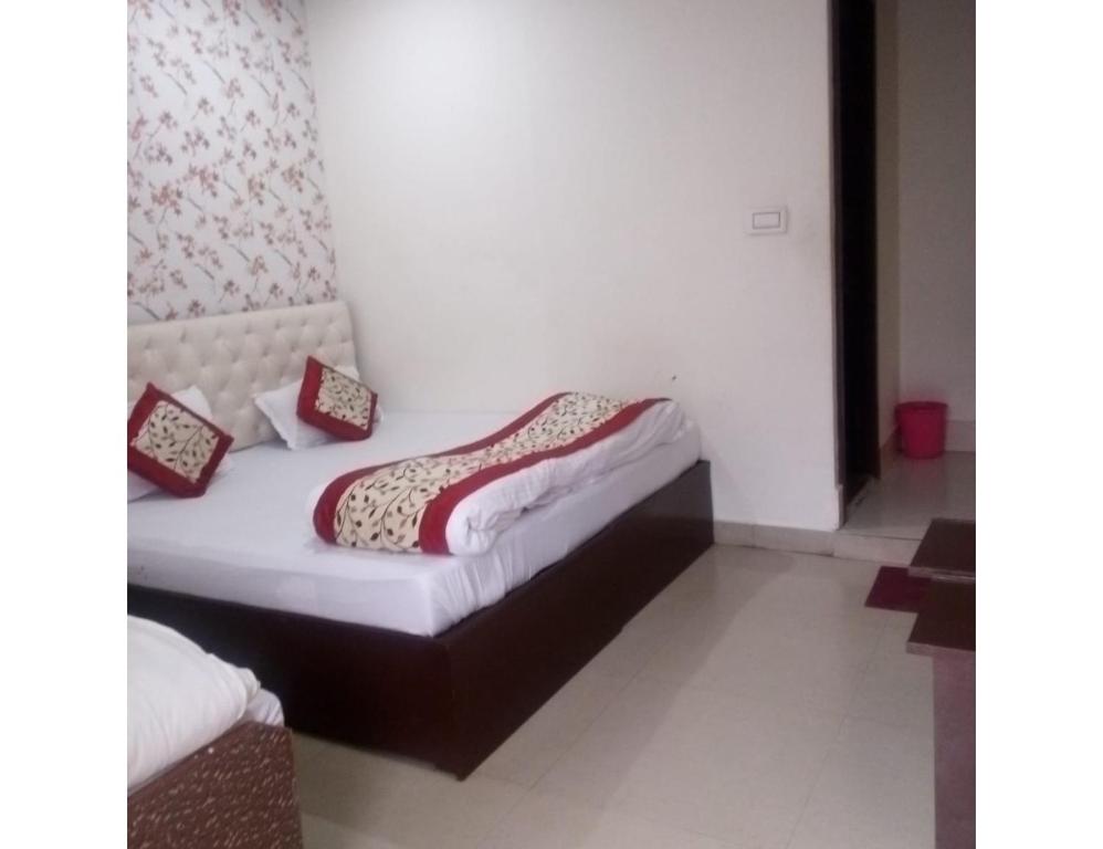 een klein bed in een kamer met: bij Hotel Ajay, Phata in Phata