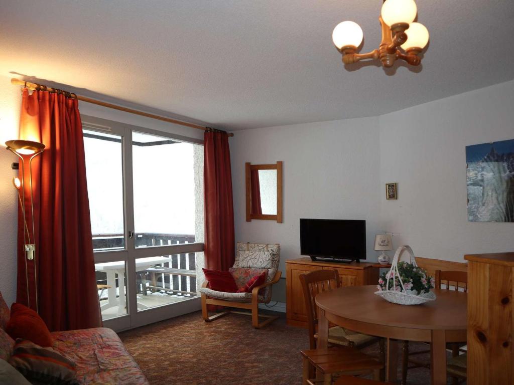 - un salon avec vue sur un balcon dans l'établissement Studio skis aux pieds, balcon, 6 couchages, parking privé, casier à ski, proche centre station - FR-1-322-601, aux Orres
